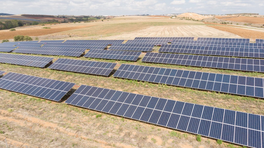 Combining offshore wind and solar photovoltaic energy to stabilize energy supply under climate change scenarios: A case study on the western Iberian Peninsula